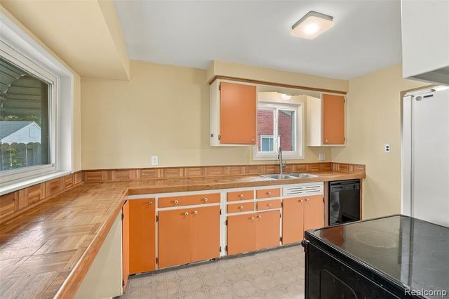 1199 N Stephen Avenue, Clawson, MI 48017