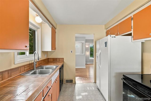 1199 N Stephen Avenue, Clawson, MI 48017