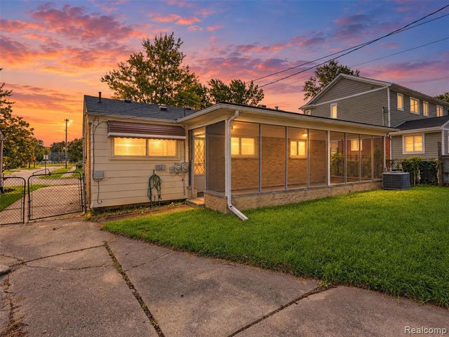 1199 N Stephen Avenue, Clawson, MI 48017