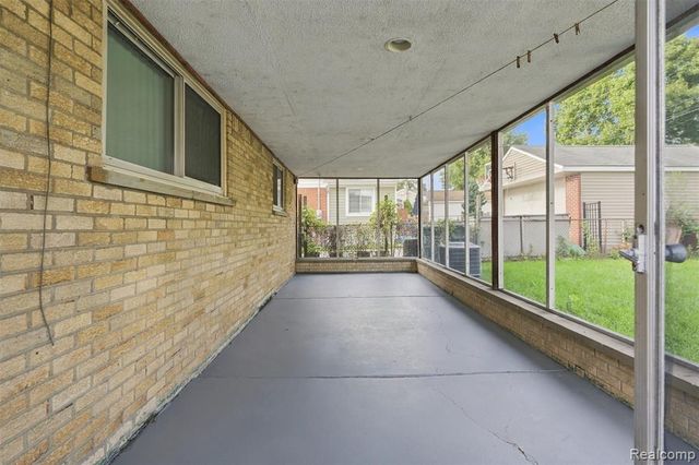 1199 N Stephen Avenue, Clawson, MI 48017