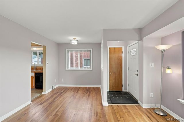 1199 N Stephen Avenue, Clawson, MI 48017