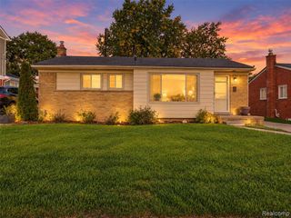 1199 N Stephen Avenue, Clawson, MI 48017