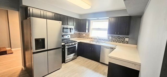 909 E Lake Street, Aurora, IL 60506