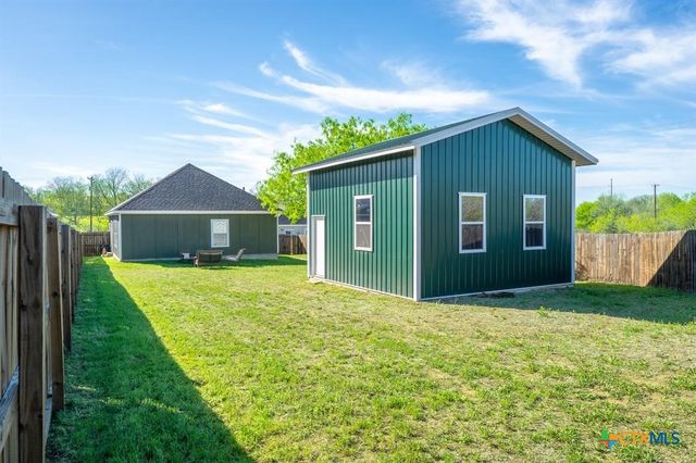 224 Spruce Avenue, Luling, TX 78648