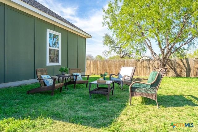 224 Spruce Avenue, Luling, TX 78648