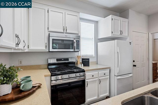 208 Commodore Dr, Richmond, CA 94804