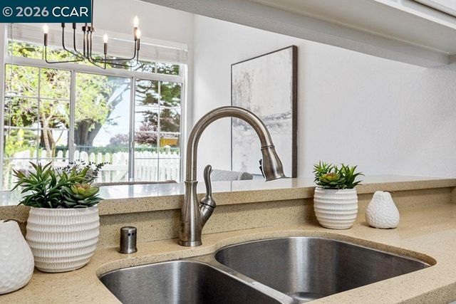 208 Commodore Dr, Richmond, CA 94804
