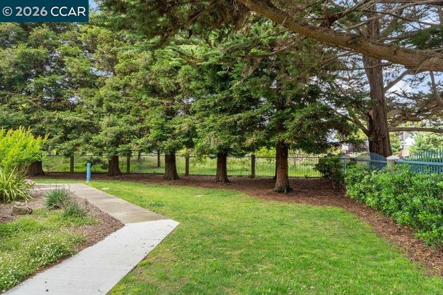 208 Commodore Dr, Richmond, CA 94804