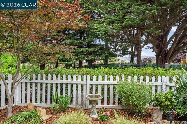 208 Commodore Dr, Richmond, CA 94804