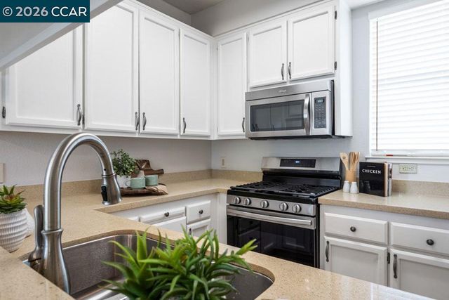 208 Commodore Dr, Richmond, CA 94804