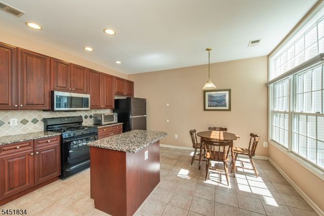 121 Turlington Ct, Livingston Twp., NJ 07039