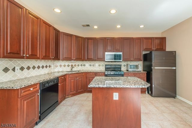 121 Turlington Ct, Livingston Twp., NJ 07039
