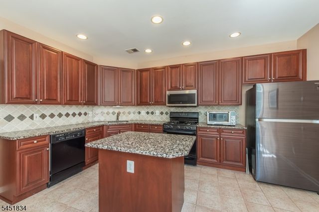 121 Turlington Ct, Livingston Twp., NJ 07039
