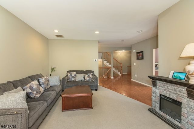 121 Turlington Ct, Livingston Twp., NJ 07039