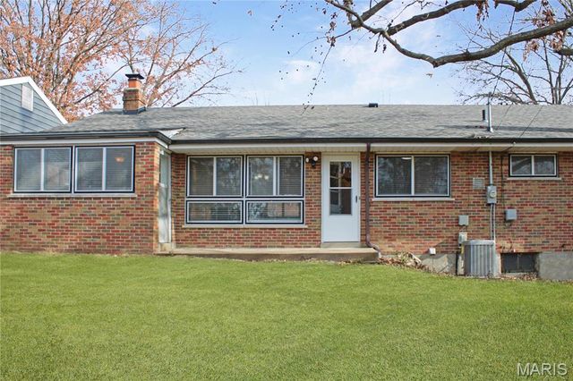 1011 Chartres Avenue, St Louis, MO 63132