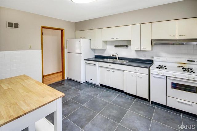 1011 Chartres Avenue, St Louis, MO 63132