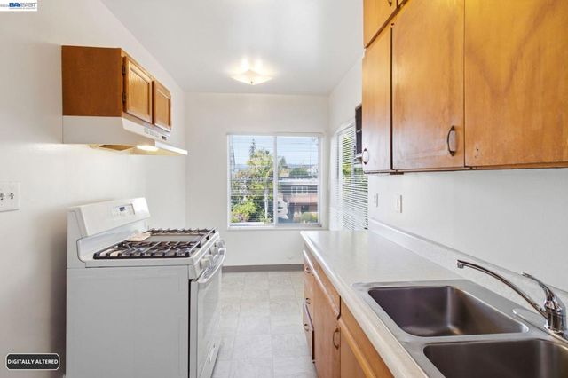 1718 Alameda Ave, Alameda, CA 94501