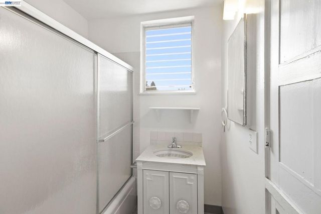 1718 Alameda Ave, Alameda, CA 94501