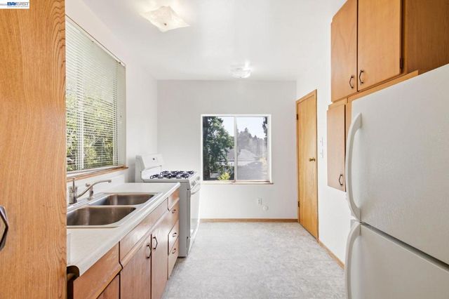1718 Alameda Ave, Alameda, CA 94501