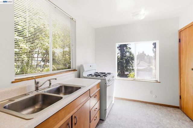 1718 Alameda Ave, Alameda, CA 94501
