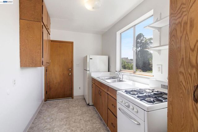 1718 Alameda Ave, Alameda, CA 94501