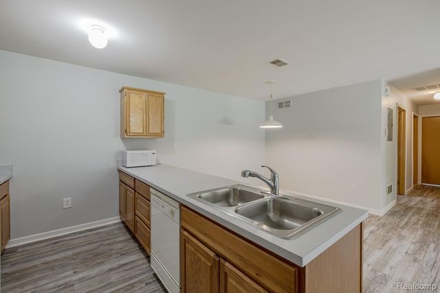 2154 Frazho Road, Warren, MI 48091