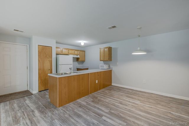 2154 Frazho Road, Warren, MI 48091