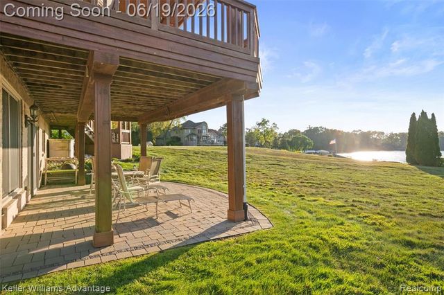 49354 Peninsular Drive, Belleville, MI 48111