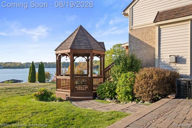 49354 Peninsular Drive, Belleville, MI 48111