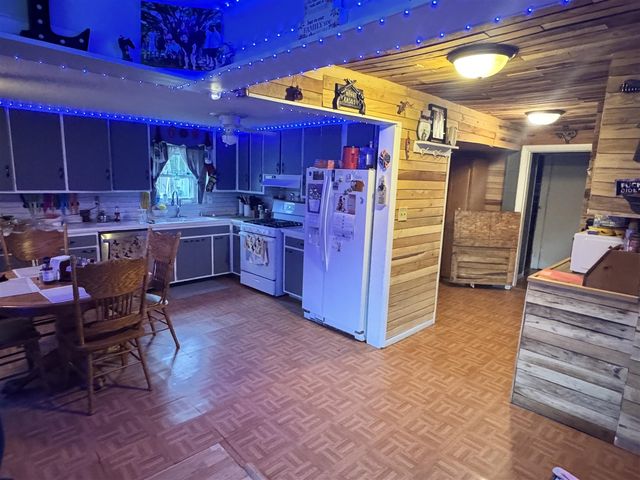 19030 W Almy Road, Howard City, MI 49329