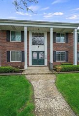 2472 Mulberry Square 22, Bloomfield Hills, MI 48302
