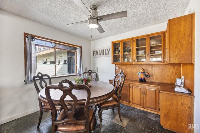 406 brynhurst, Bakersfield, CA 93304