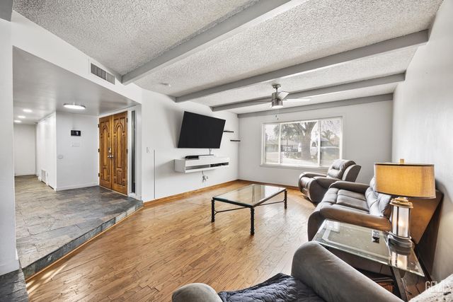 406 brynhurst, Bakersfield, CA 93304