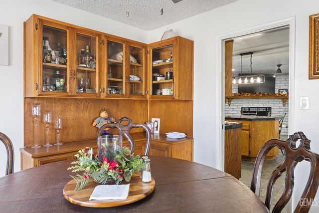 406 brynhurst, Bakersfield, CA 93304