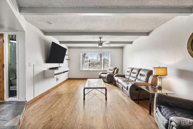 406 brynhurst, Bakersfield, CA 93304