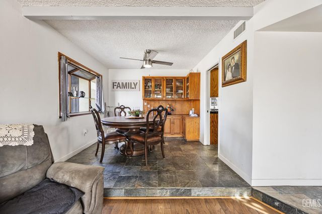 406 brynhurst, Bakersfield, CA 93304