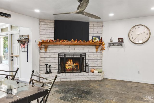 406 brynhurst, Bakersfield, CA 93304