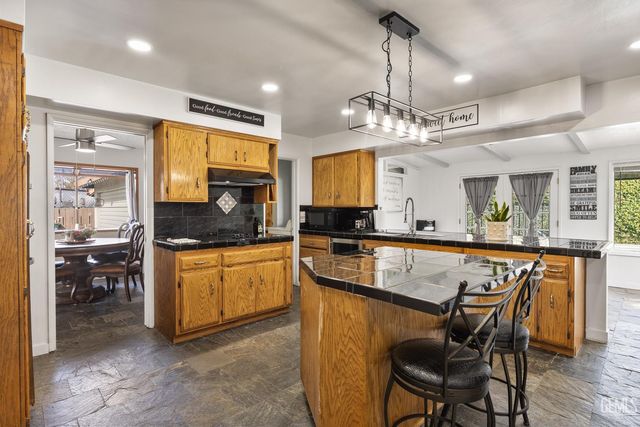 406 brynhurst, Bakersfield, CA 93304