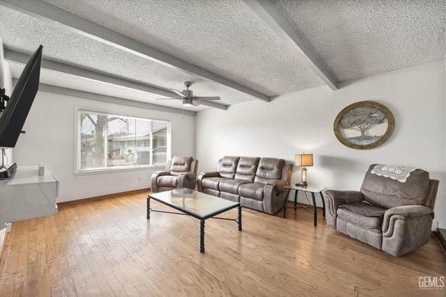 406 brynhurst, Bakersfield, CA 93304