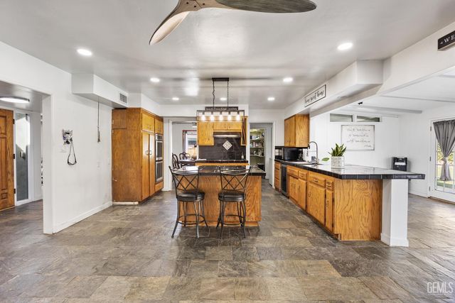 406 brynhurst, Bakersfield, CA 93304