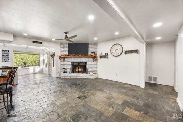 406 brynhurst, Bakersfield, CA 93304