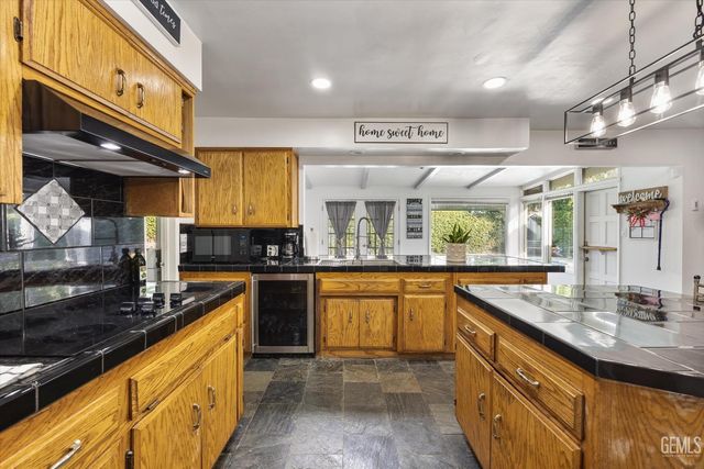 406 brynhurst, Bakersfield, CA 93304