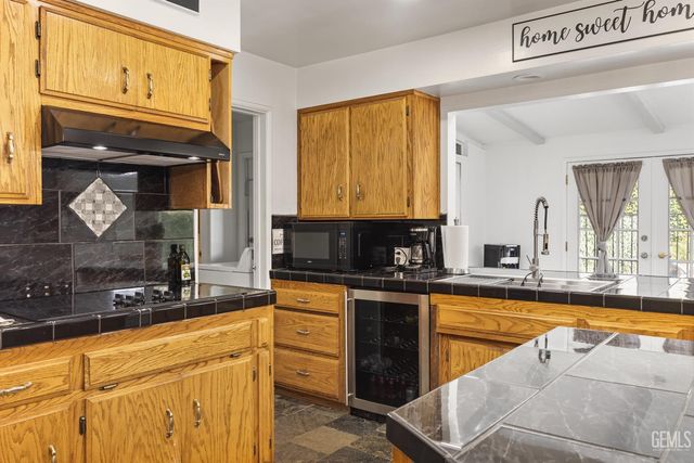 406 brynhurst, Bakersfield, CA 93304