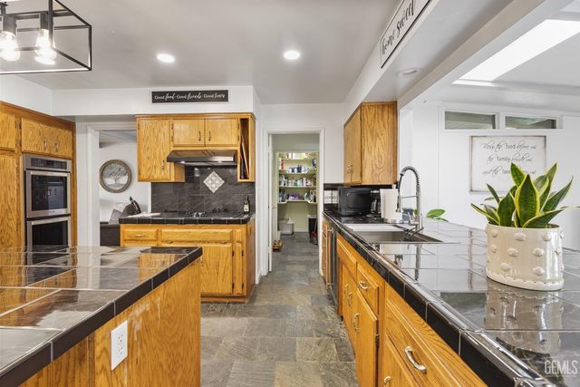 406 brynhurst, Bakersfield, CA 93304