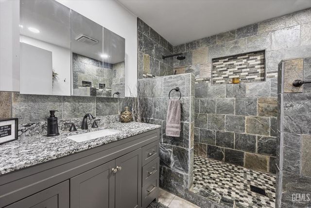 406 brynhurst, Bakersfield, CA 93304