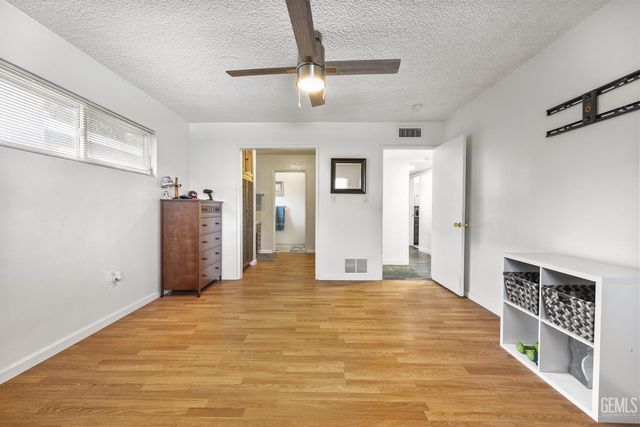 406 brynhurst, Bakersfield, CA 93304