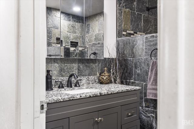 406 brynhurst, Bakersfield, CA 93304