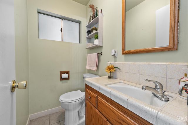 406 brynhurst, Bakersfield, CA 93304