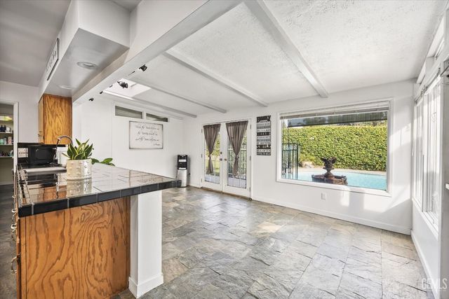 406 brynhurst, Bakersfield, CA 93304