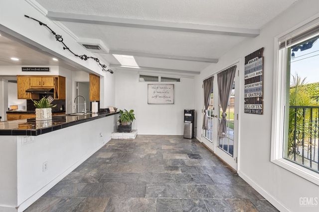 406 brynhurst, Bakersfield, CA 93304